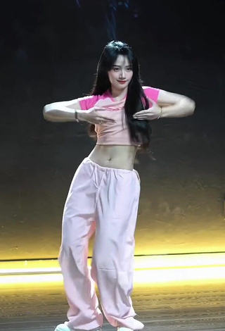 Erotic Đào Lê Phương Hoa in Crop Top