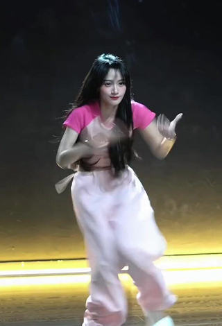 3. Erotic Đào Lê Phương Hoa in Crop Top