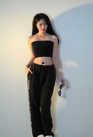 1. Erotic Đào Lê Phương Hoa Shows Cleavage in Black Tube Top