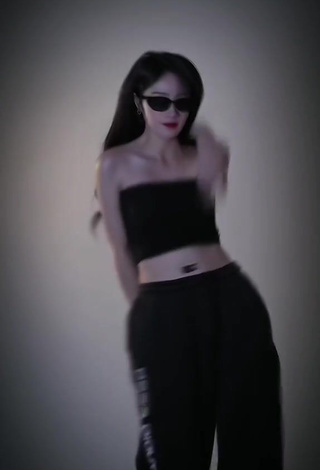 3. Erotic Đào Lê Phương Hoa Shows Cleavage in Black Tube Top