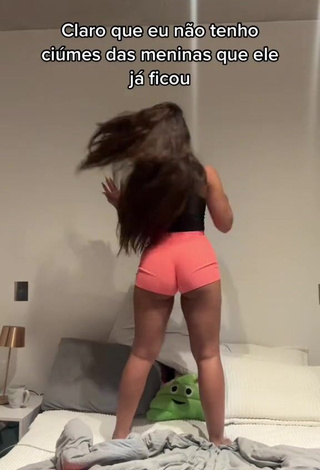 Captivating Ingrid Ohara Shows Butt while Twerking