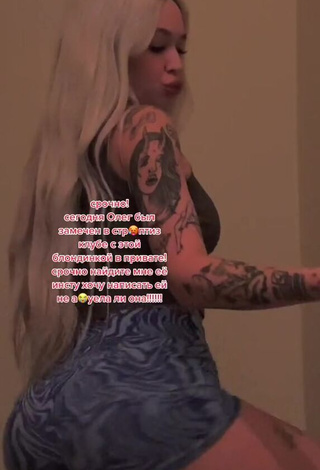 1. Cute Instasamka Shows Butt while Twerking