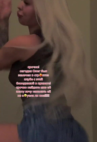 Cute Instasamka Shows Butt while Twerking