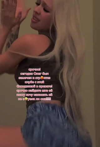 3. Cute Instasamka Shows Butt while Twerking