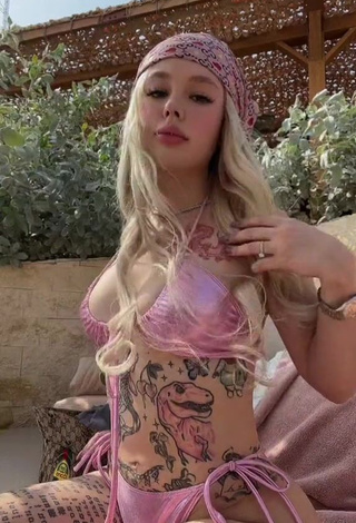 1. Erotic Instasamka Shows Cleavage in Pink Bikini (Side Boob)