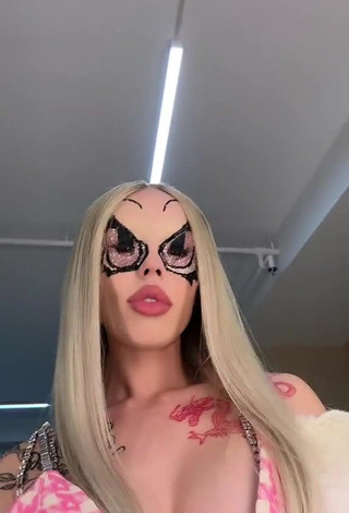 1. Lovely Instasamka Shows Cleavage (Side Boob)