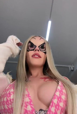 Lovely Instasamka Shows Cleavage (Side Boob)