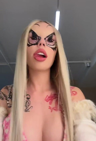 3. Lovely Instasamka Shows Cleavage (Side Boob)