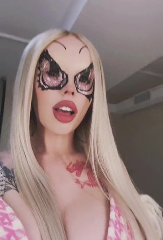 Wonderful Instasamka Shows Cleavage (Side Boob)