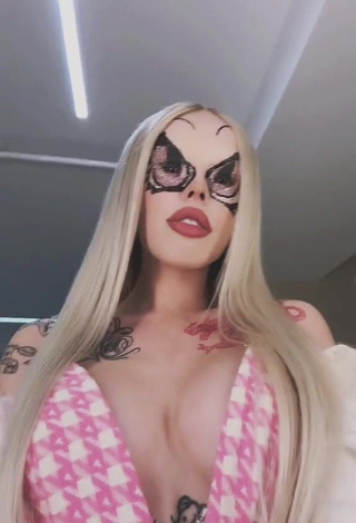 3. Wonderful Instasamka Shows Cleavage (Side Boob)