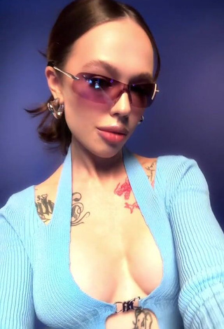 Beautiful Instasamka Shows Cleavage (Side Boob)