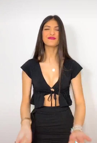 3. Beautiful Elisa Maino in Sexy Black Crop Top