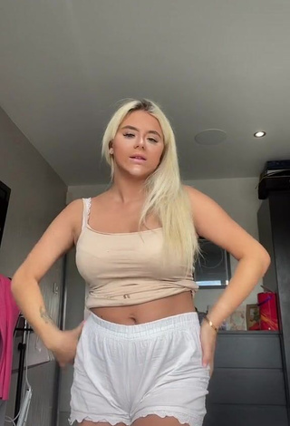 1. Erotic Mellbelle Shows Cleavage in Beige Crop Top