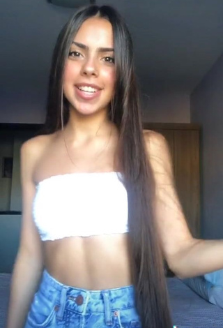 Erotic Niniva León Gil in White Tube Top