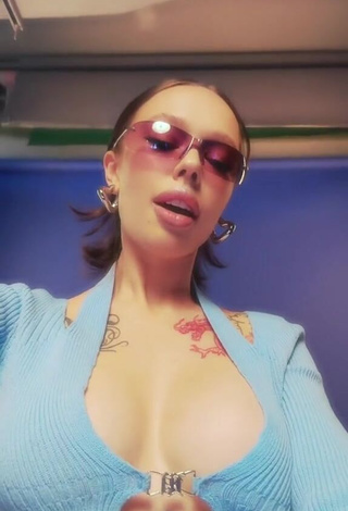 Hot Instasamka Shows Cleavage (Side Boob)