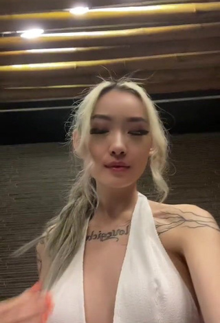 1. Erotic Itsjovynn Shows Cleavage (Side Boob)