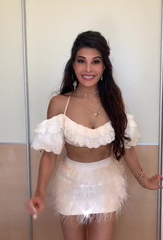 3. Captivating Jacqueline Fernandez Shows Cleavage