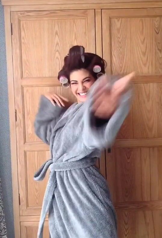 Erotic Jacqueline Fernandez Shows Cleavage in Crop Top