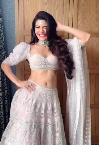 3. Erotic Jacqueline Fernandez Shows Cleavage in Crop Top