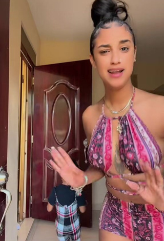 1. Magnetic Jenny Camacho Shows Cleavage in Appealing Crop Top (Side Boob)