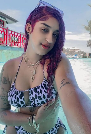 1. Seductive Jenny Camacho Shows Cleavage in Leopard Bikini Top at the Swimming Pool (Side Boob)