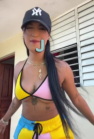 2. Sexy Jenny Camacho Shows Cleavage in Bikini Top (Underboob)