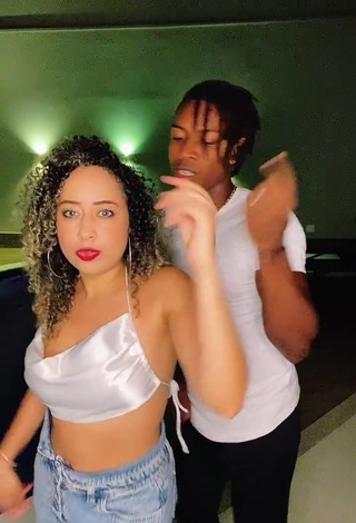 Hottie Jordan e Mel Shows Cleavage in White Crop Top