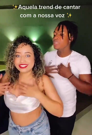 Beautiful Jordan e Mel Shows Cleavage in Sexy White Crop Top