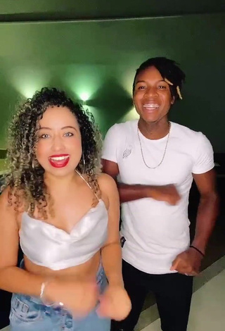 1. Sweetie Jordan e Mel Shows Cleavage in White Crop Top