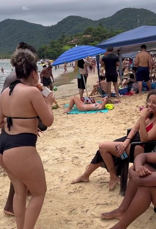 Erotic Jordan e Mel Shows Cleavage in Black Bikini at the Beach