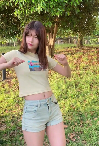 3. Irresistible Kagei Hina in Crop Top