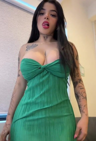 Hot Karely Ruiz Shows Cleavage in Green Dress (Side Boob)