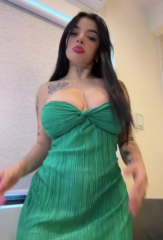 3. Hot Karely Ruiz Shows Cleavage in Green Dress (Side Boob)