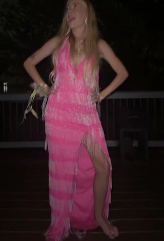 1. Irresistible Kayla Malec Shows Cleavage in Pink Dress while Twerking (Side Boob)