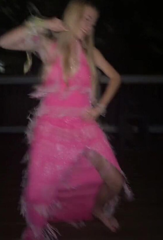 Irresistible Kayla Malec Shows Cleavage in Pink Dress while Twerking (Side Boob)