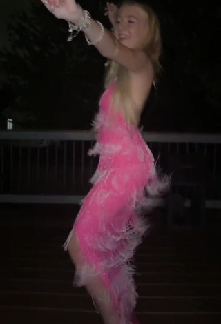 3. Irresistible Kayla Malec Shows Cleavage in Pink Dress while Twerking (Side Boob)