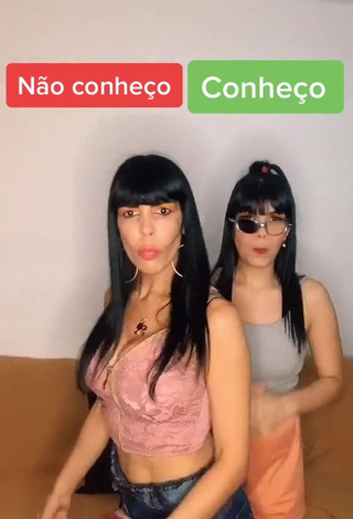 Cute Kérollen e Nancy Shows Cleavage