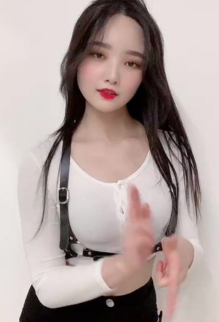 Yu Baek-hap in Appealing White Crop Top