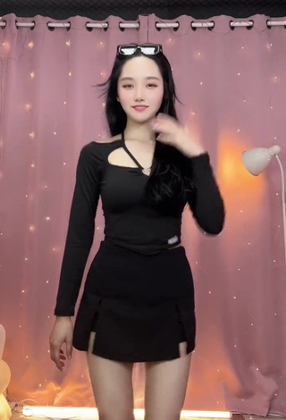 1. Adorable Yu Baek-hap Shows Cleavage in Seductive Black Crop Top