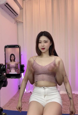 Breathtaking Yu Baek-hap Shows Cleavage in Crop Top