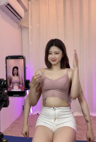 3. Breathtaking Yu Baek-hap Shows Cleavage in Crop Top