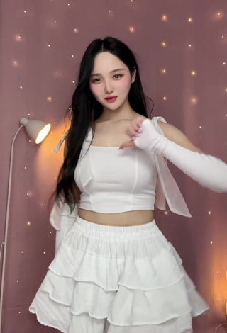 1. Wonderful Yu Baek-hap Shows Cleavage in White Crop Top