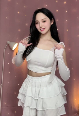 Wonderful Yu Baek-hap Shows Cleavage in White Crop Top