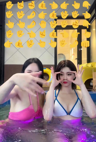 Hottie Yu Baek-hap Shows Cleavage in Pink Bikini Top at the Swimming Pool