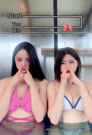 3. Beautiful Yu Baek-hap Shows Cleavage in Sexy Pink Bikini Top at the Swimming Pool