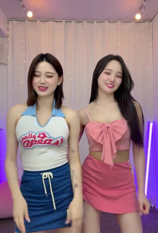 Hottest Yu Baek-hap Shows Cleavage in Peach Crop Top