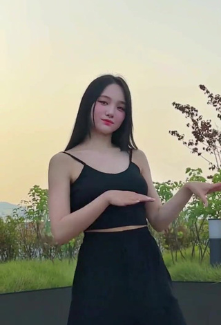 Seductive Yu Baek-hap Shows Cleavage in Black Crop Top