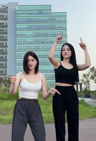 3. Sweet Yu Baek-hap Shows Cleavage in Cute Black Crop Top