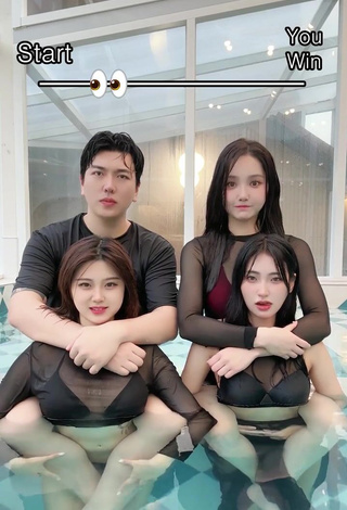 Really Cute Yu Baek-hap Shows Cleavage at the Pool