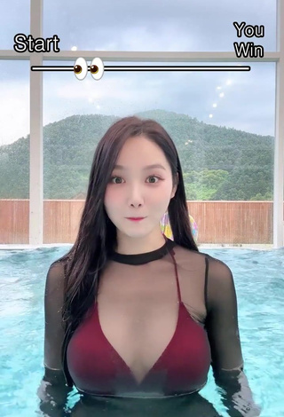 Hot Yu Baek-hap Shows Cleavage in Bikini at the Swimming Pool